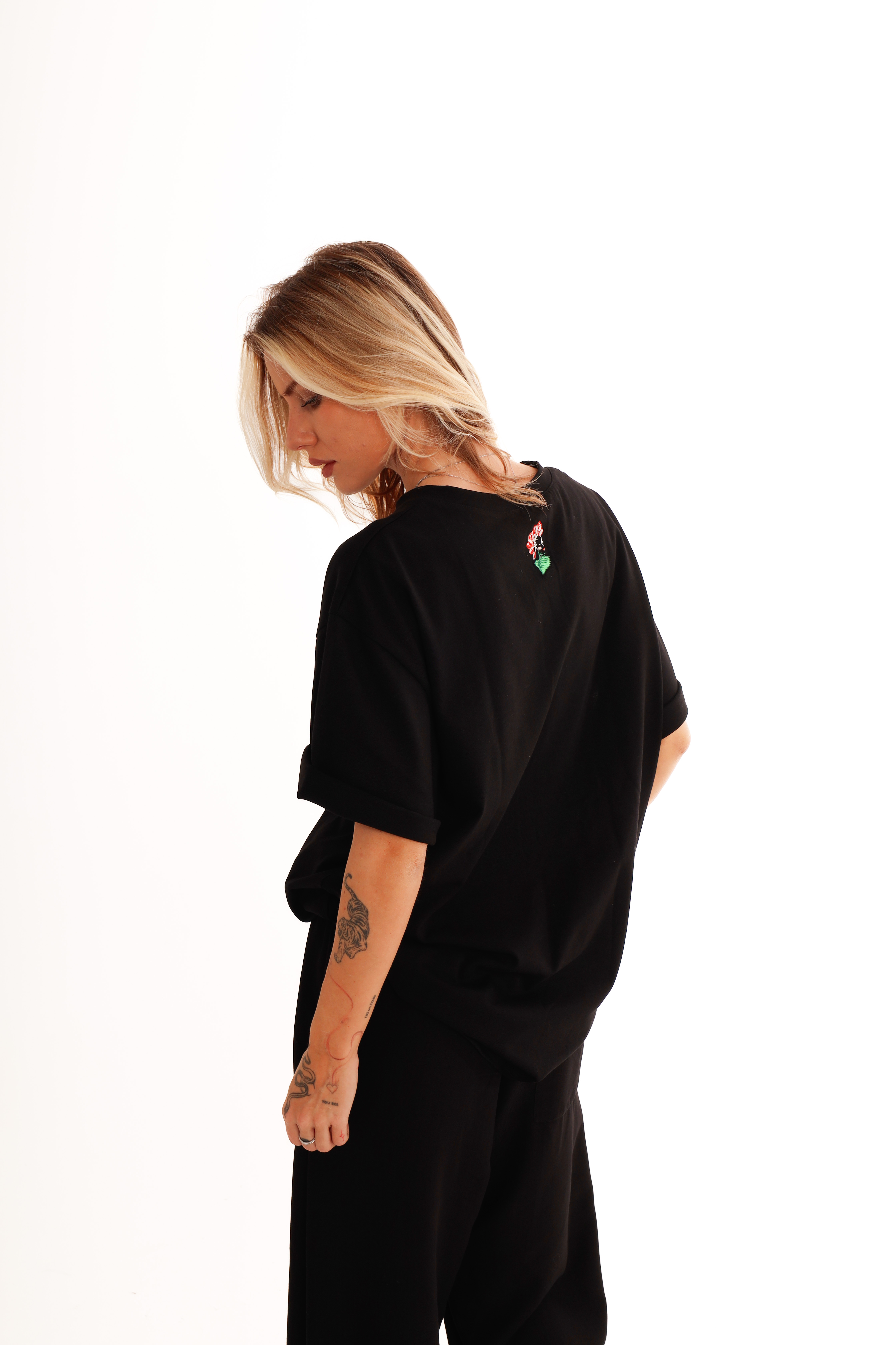 შავი მაისური